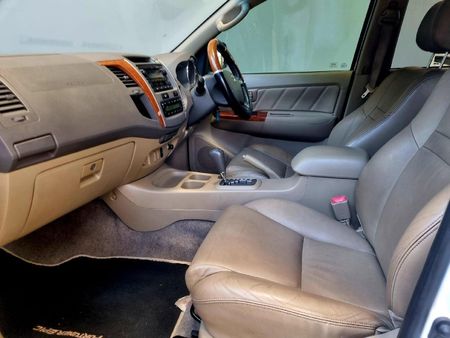 2009-Toyota-Fortuner-40-V6-Raised-Body_8