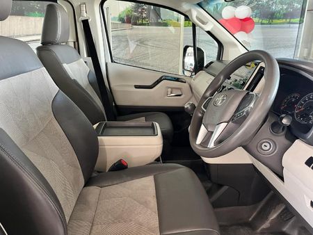 2020-Toyota-Quantum-28-GL-11-seat_2