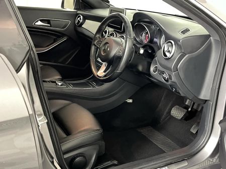 2017-Mercedes-Benz-CLA-220d-Auto_9