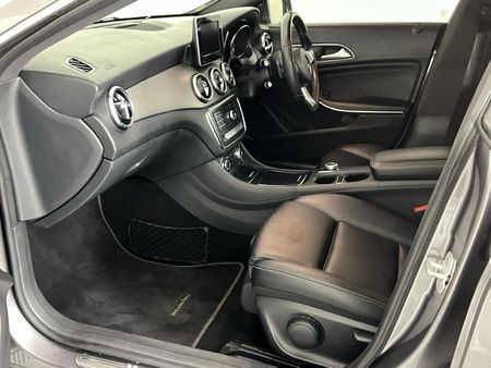 2017-Mercedes-Benz-CLA-220d-Auto_8
