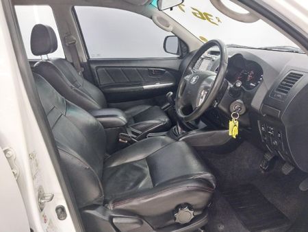 2015-Toyota-Hilux-30-D-4D-Legend-45-Raised-Body-Double-Cab_13