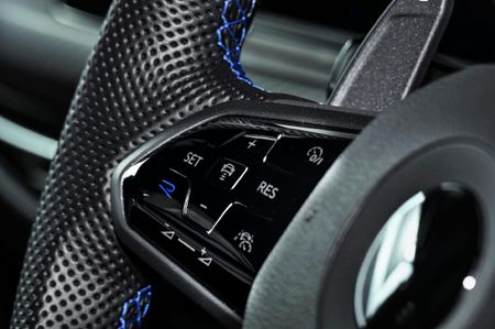 2024-Volkswagen-Golf-8-20-TSI-R-DSG_4
