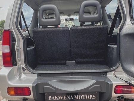 2011-Suzuki-Jimny-13_9
