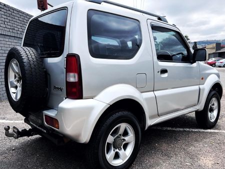 2011-Suzuki-Jimny-13_2