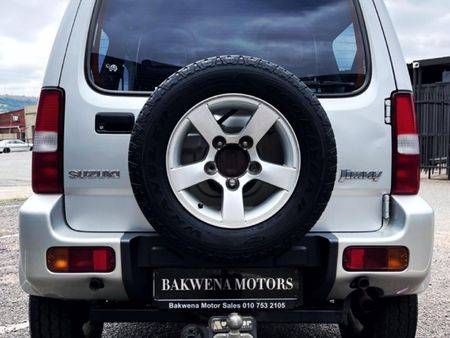 2011-Suzuki-Jimny-13_3