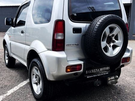 2011-Suzuki-Jimny-13_4