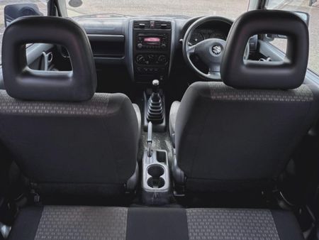 2011-Suzuki-Jimny-13_7