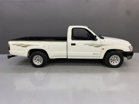 2005-Toyota-Hilux-2400-D-LWB-Single-Cab_9