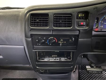 2005-Toyota-Hilux-2400-D-LWB-Single-Cab_14