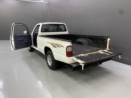 2005-Toyota-Hilux-2400-D-LWB-Single-Cab_3