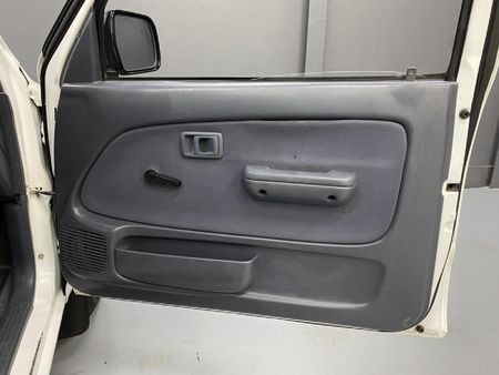 2005-Toyota-Hilux-2400-D-LWB-Single-Cab_6