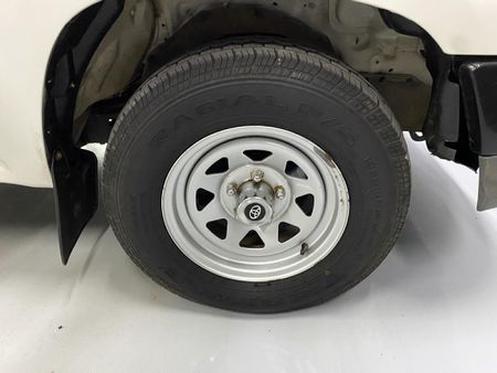 2005-Toyota-Hilux-2400-D-LWB-Single-Cab_7