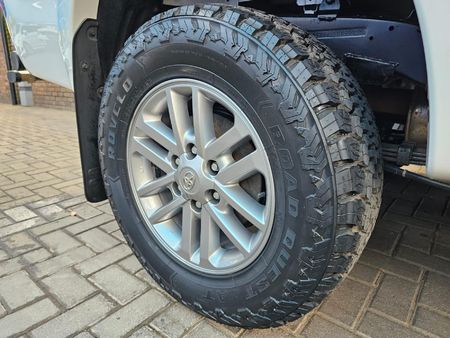 2015-Toyota-Hilux-30-D-4D-Legend-45-4x4-Auto-Double-Cab_10