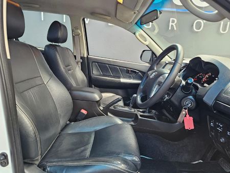 2015-Toyota-Hilux-30-D-4D-Legend-45-4x4-Auto-Double-Cab_13