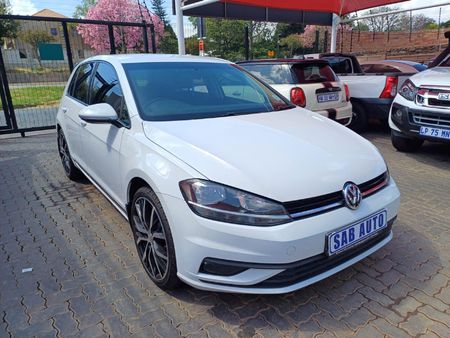 2019-Volkswagen-Golf-VII-10-TSI-Comfortline_0