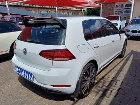 2019-Volkswagen-Golf-VII-10-TSI-Comfortline_5