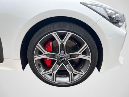 2019-Kia-Stinger-33-V6-GT_15