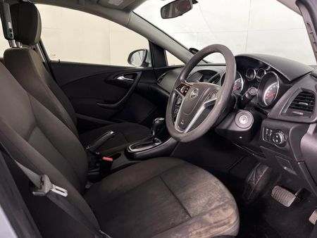 2014-Opel-Astra-14T-Enjoy-Auto_4