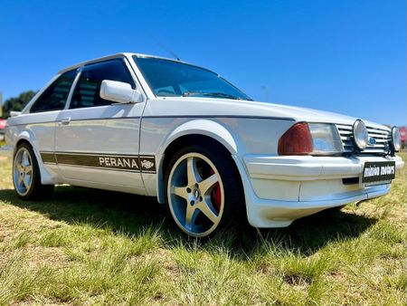 1986-Ford-Escort-XR3i_0