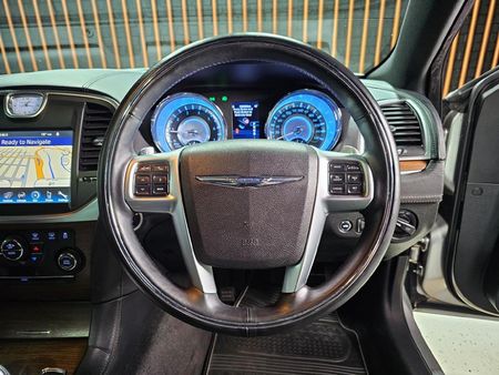 2012-Chrysler-300C-36L-Lux-Auto_9