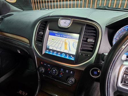 2012-Chrysler-300C-36L-Lux-Auto_11