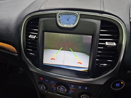 2012-Chrysler-300C-36L-Lux-Auto_12
