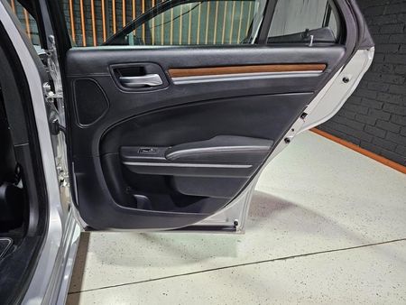 2012-Chrysler-300C-36L-Lux-Auto_13