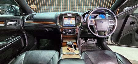 2012-Chrysler-300C-36L-Lux-Auto_15