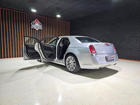 2012-Chrysler-300C-36L-Lux-Auto_16