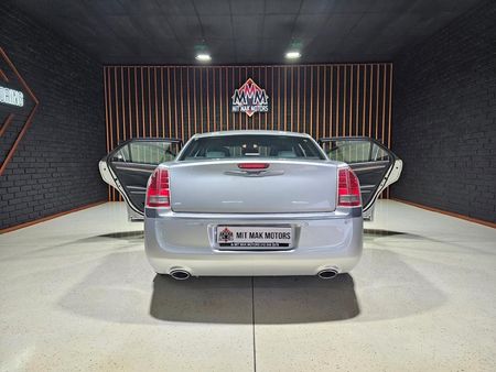 2012-Chrysler-300C-36L-Lux-Auto_19