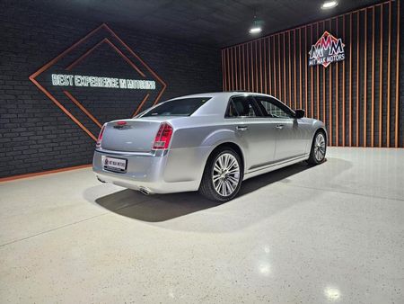 2012-Chrysler-300C-36L-Lux-Auto_21