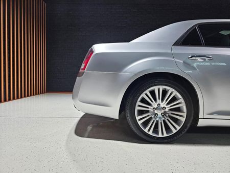 2012-Chrysler-300C-36L-Lux-Auto_22