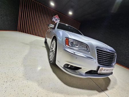 2012-Chrysler-300C-36L-Lux-Auto_3
