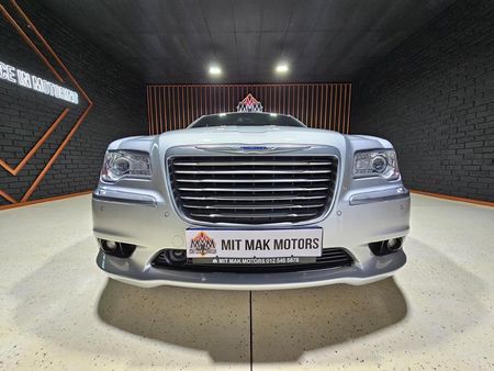 2012-Chrysler-300C-36L-Lux-Auto_4