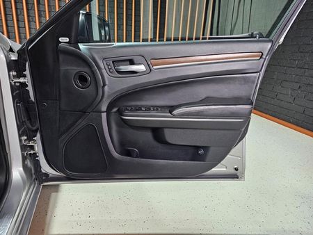 2012-Chrysler-300C-36L-Lux-Auto_6