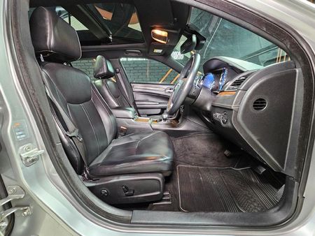 2012-Chrysler-300C-36L-Lux-Auto_7
