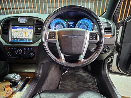 2012-Chrysler-300C-36L-Lux-Auto_8