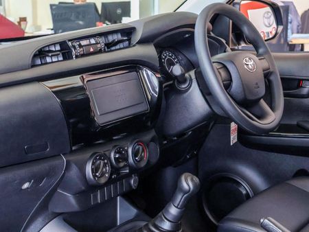 2024-Toyota-Hilux-20-VVTi-Single-Cab_12
