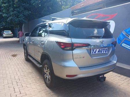 2016-Toyota-Fortuner-28-GD-6-Raised-Body-Auto_2