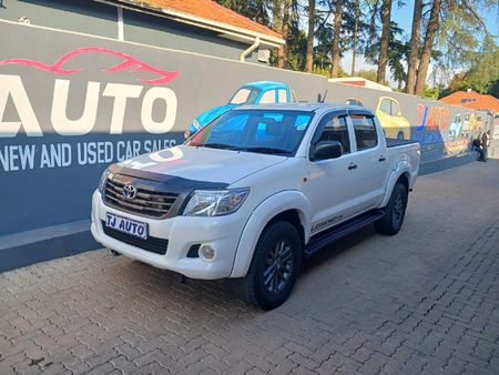 2013-Toyota-Hilux-25-D-4D-SRX-4x4-Double-Cab_0