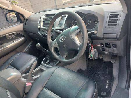 2013-Toyota-Hilux-25-D-4D-SRX-4x4-Double-Cab_10