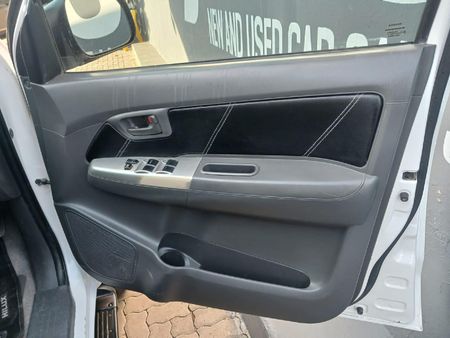 2013-Toyota-Hilux-25-D-4D-SRX-4x4-Double-Cab_11