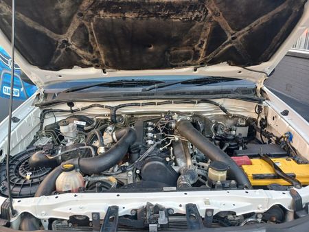2013-Toyota-Hilux-25-D-4D-SRX-4x4-Double-Cab_13
