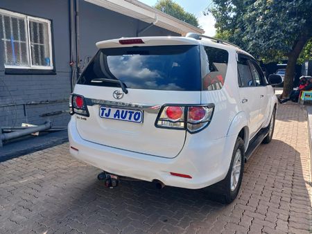 2014-Toyota-Fortuner-30-D-4D-Raised-Body_4