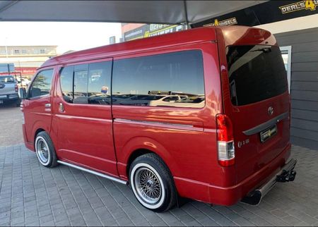 2011-Toyota-Quantum-25-D-4D-10-seat_2