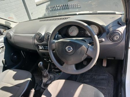 2020-Nissan-NP200-16_5