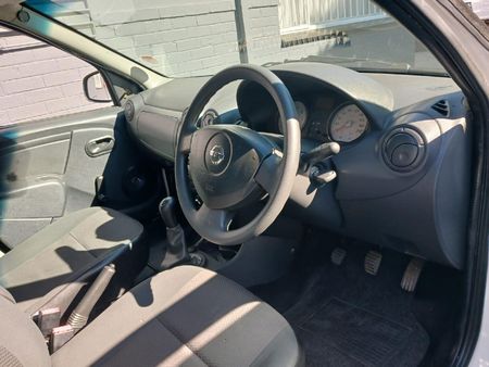 2020-Nissan-NP200-16_6