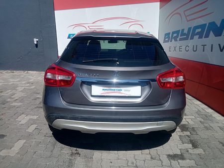 2015-Mercedes-Benz-GLA-200-Auto_4