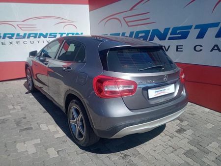 2015-Mercedes-Benz-GLA-200-Auto_5