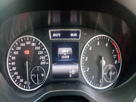 2015-Mercedes-Benz-GLA-200-Auto_8